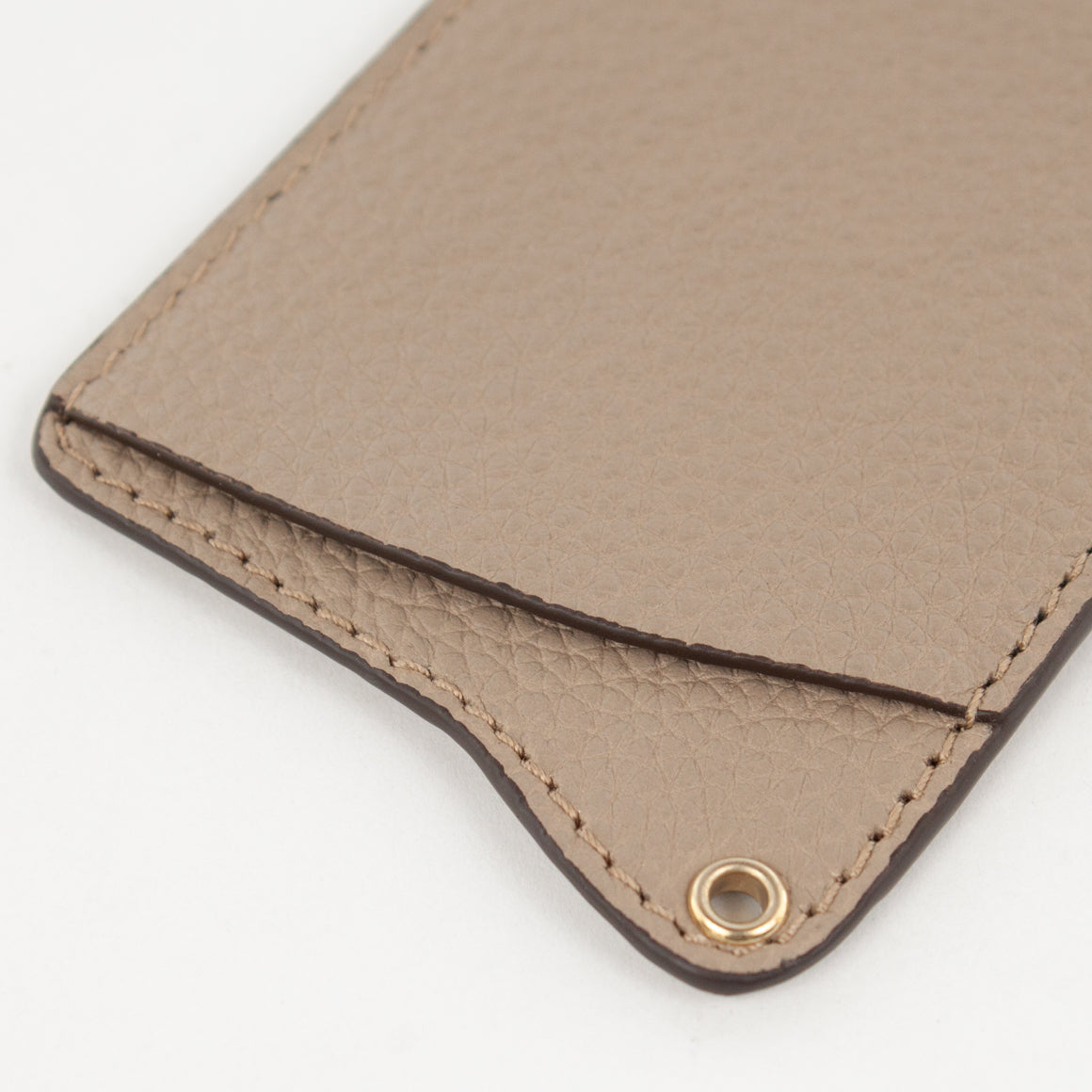 P1033 LD PASSCASE Col. Taupe